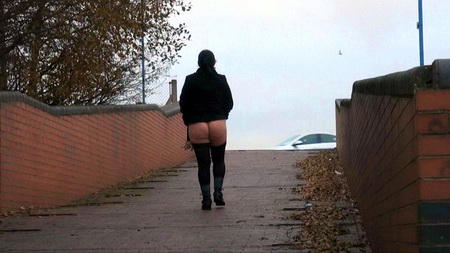 BBW Andreas Busty Flashing